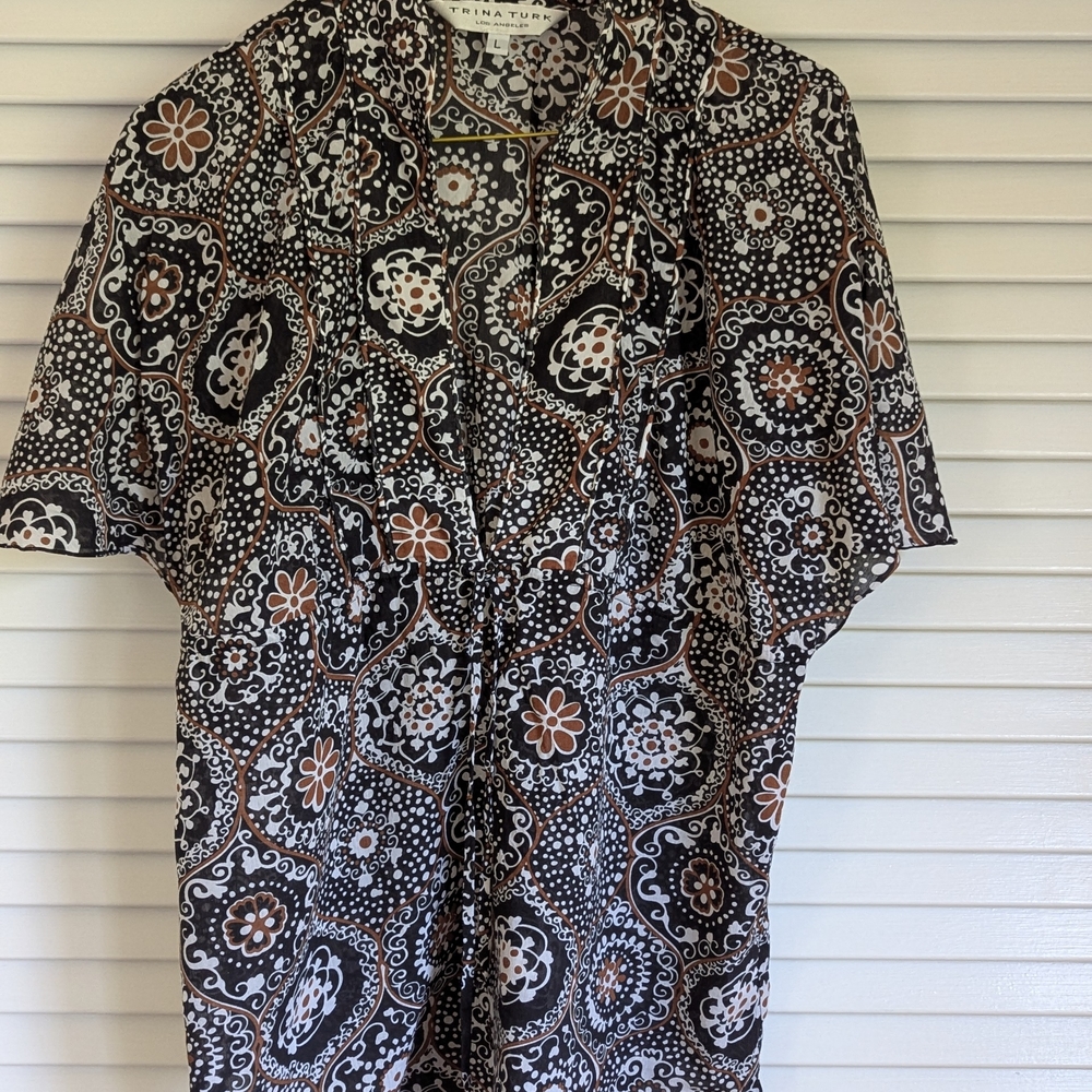 Blouse Trina Turk Black White Floral with a Deep V Large